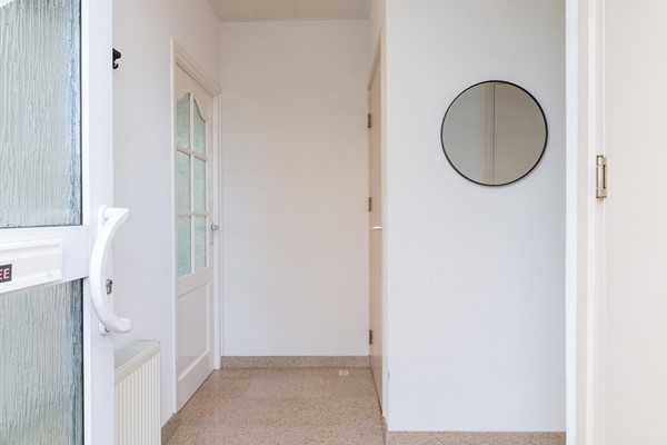 Foto - Verkocht onder voorbehoud: Rustig, aan verkeersluwe straat gelegen, goed onderhouden, half vrijstaande eengezinswoning met zolder, kelder, tuin, garage en
carport in Landgraaf